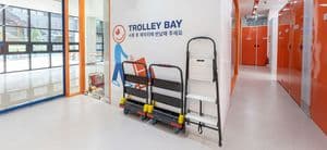 StorHub Yeongdeungpo Facility - Trolleys and Ladders